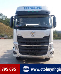 Xe đầu kéo Chenglong H7 420HP với thiết kế 2 ghế ngồi êm, giường nằm rộng rãi.