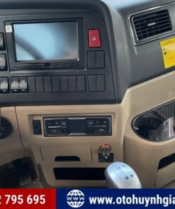 Bảng điều khiển trên cabin xe đầu kéo Howo 1 cầu TX 330 2025 mới