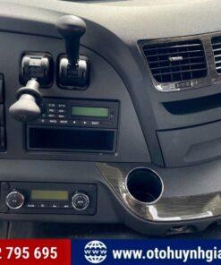 Bảng điều khiển của xe đầu kéo Faw J6P 2 cầu động cơ 375 2025 mới