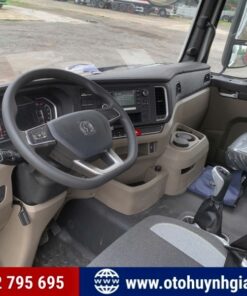 Khoang lái của xe đầu kéo Shacman WC H3000S 300HP 1 cầu