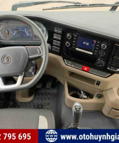 Khoang lái của xe ben 3 chân H3000S Cummins 385HP cầu dầu