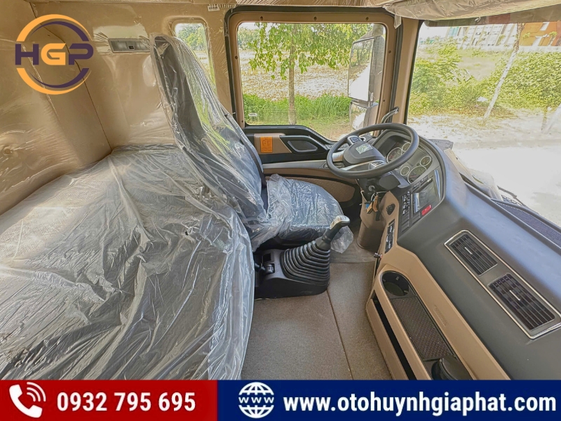 Cabin của xe tải ben 3 chân Howo TX400 thùng vuông