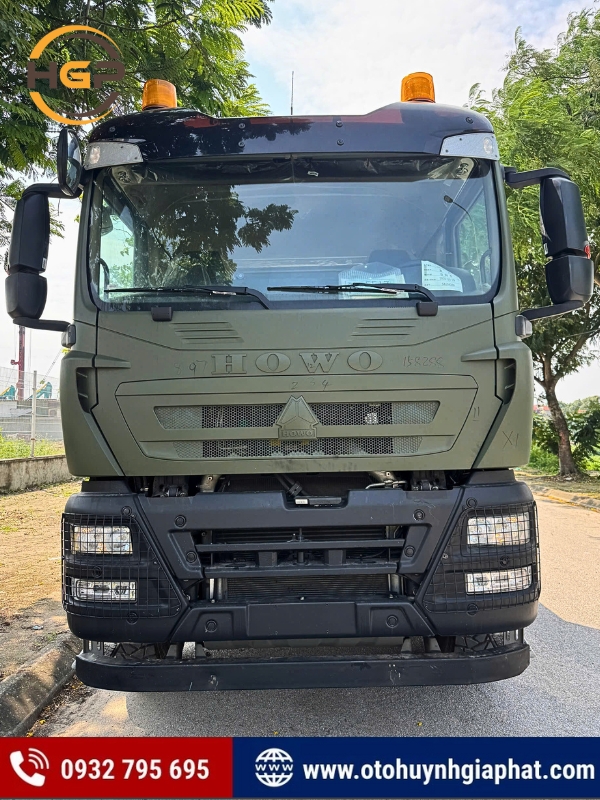 Mặt trước của xe tải ben 3 chân Howo TX400 thùng vuông