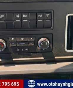 Bảng điều khiển của xe đầu kéo FAW Han V 1 cầu 260HP mới