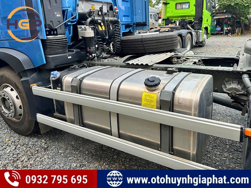 Bình dầu của xe đầu kéo Howo 1 cầu TX 330 2025 mới