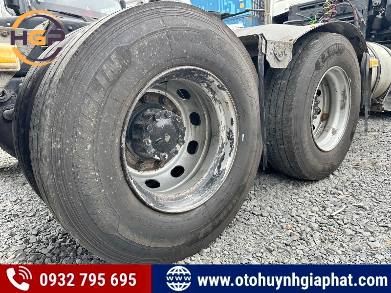 Vỏ lốp của xe đầu kéo Dongfeng 375HP 2015 cũ