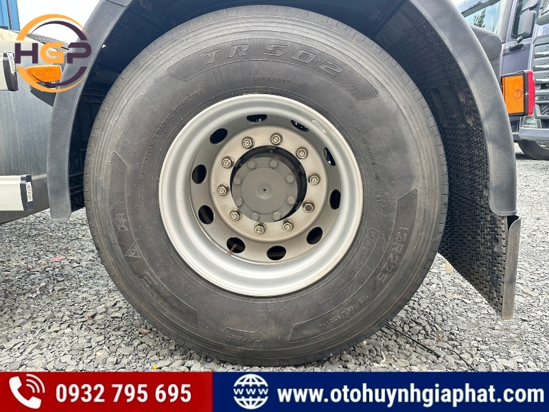 Vỏ lốp của xe đầu kéo Howo 1 cầu TX 330 2025 mới