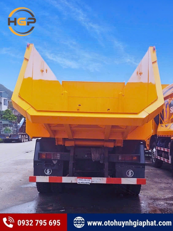 Mặt sau của xe ben Shacman cabin lệch 385HP Cummins