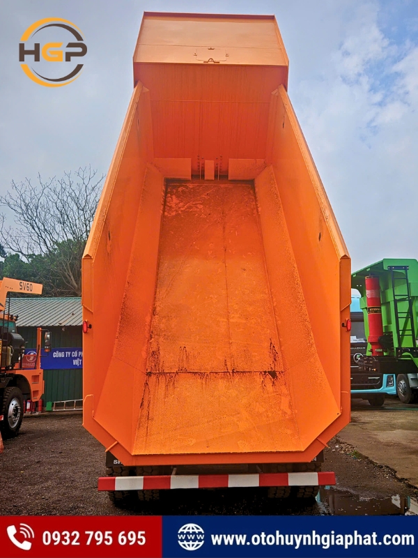 Thùng ben của xe ben Shacman cabin lệch 385HP Cummins