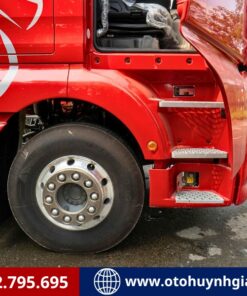 Bậc bước chân lên của xe đầu kéo điện Howo G7S EV 2026