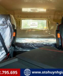 Giường nghĩ trên cabin của xe đầu kéo điện Howo G7S EV 2026