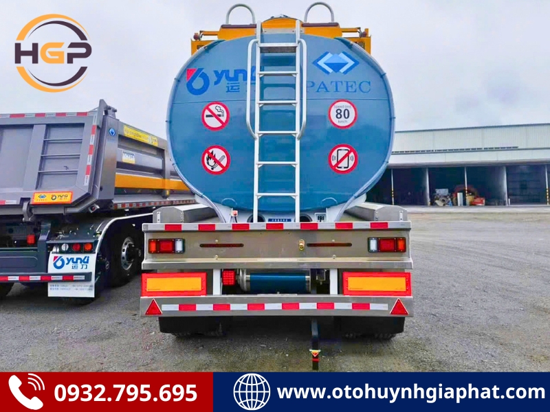 Mặt sau của mooc xi téc Sinotruk Yunli chở xăng dầu