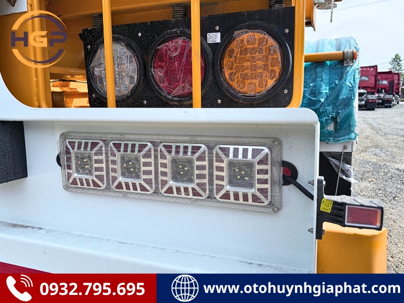 Cụm đèn đuôi của mooc cổ cò 45F Xinhongdong dài 14,3m