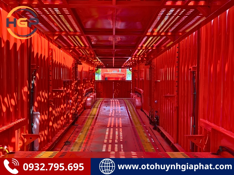 Không gian bên trong của mooc chở ô tô Xinhongdong Patec