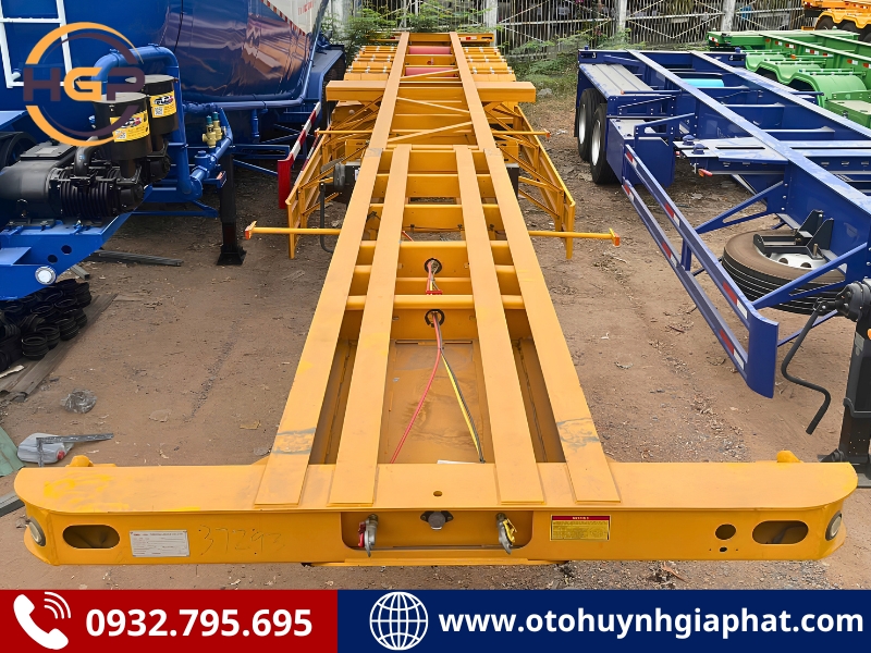 Mặt trước của mooc cổ cò 3 trục 45 feet CIMC HUAJUN mới
