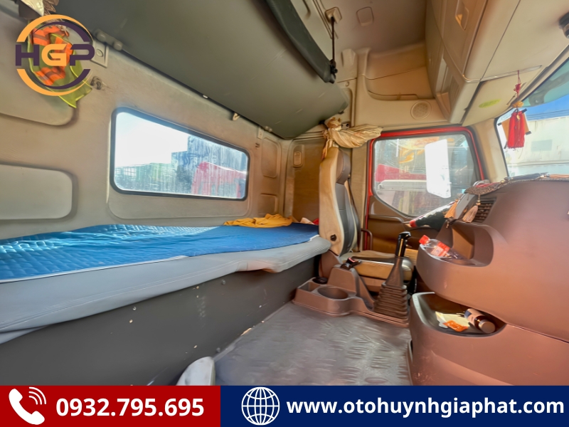 Cabin của xe đầu kéo Chenglong H7 2022 cũ