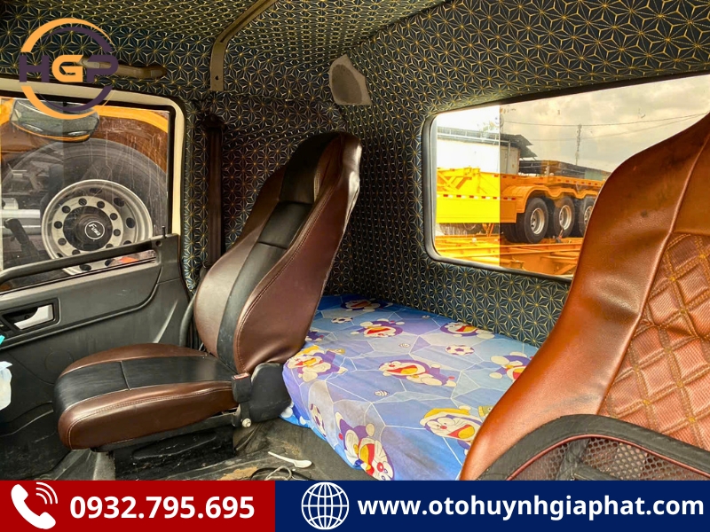 Giường nghĩ trên cabin của xe đầu kéo Faw 1 cầu 260HP 2021 cũ