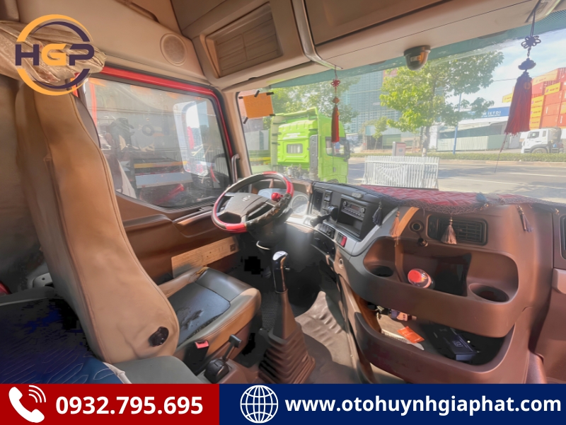 Khoang lái của xe đầu kéo Chenglong H7 2022 cũ
