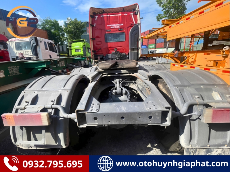 Mặt sau của xe đầu kéo Chenglong H7 2022 cũ