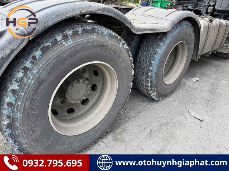 Vỏ lốp của xe đầu kéo Chenglong H7 2022 cũ