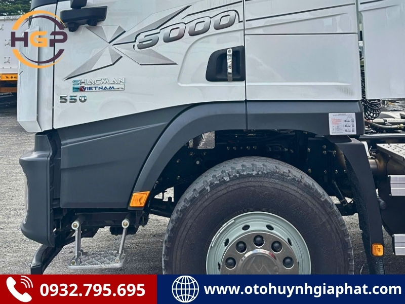 Bậc bước chân lên của xe đầu kéo Shacman X5000 550HP