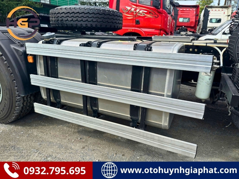 Bình dầu của xe đầu kéo Shacman X5000 550HP