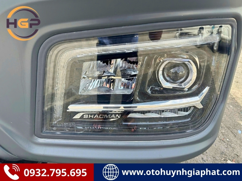 Cụm đèn trước của xe đầu kéo Shacman X5000 550HP