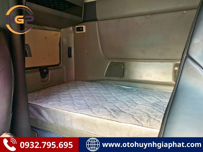 Giường nghĩ trên cabin của xe đầu kéo Mỹ International 2014 cũ