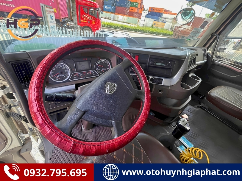 Khoang lái của xe Chenglong H7 420HP 2021 lướt