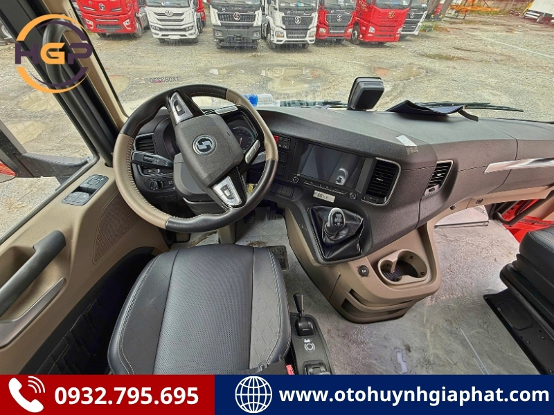 Khoang lái của xe đầu kéo Shacman X6000 Weichai