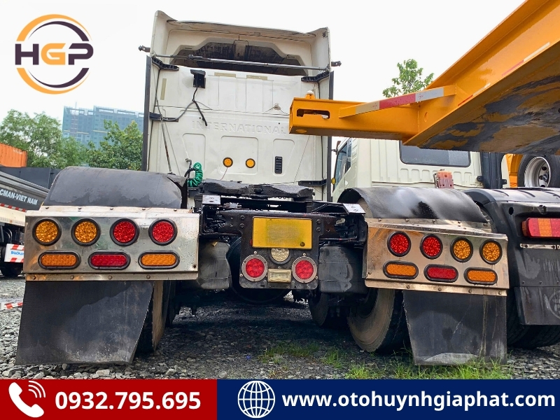 Mặt sau của xe đầu kéo Mỹ International 2014 cũ