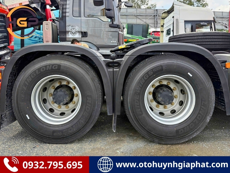 Vỏ lốp của xe đầu kéo Shacman X6000 Weichai
